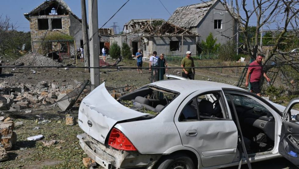 Ζημιές από αεροπορική επίθεση στο χωριό Ουσάτοβε